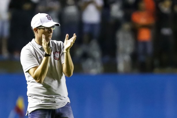 Técnico Osmar Loss aplaudindo os jogadores contra o Flamengo pelas quartas de finais da Copinha 2017
