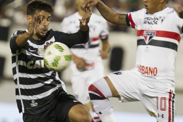 Camacho em dividida com jogador do São Paulo pela final da Flórida Cup 2017