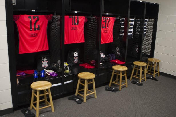 Camisas dos goleiros no vestiário do estádio Bright House Networks Stadium, na Fórida Cup