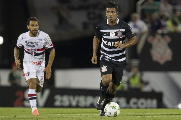 Guilherme carregando a bola na final contra o São Paulo pela Flórida Cup 2017