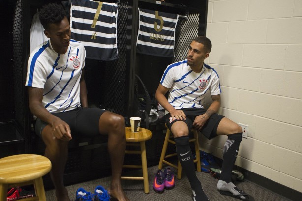 Jô e Gabriel no vestiário antes da decisão da Flórida Cup contra o São Paulo