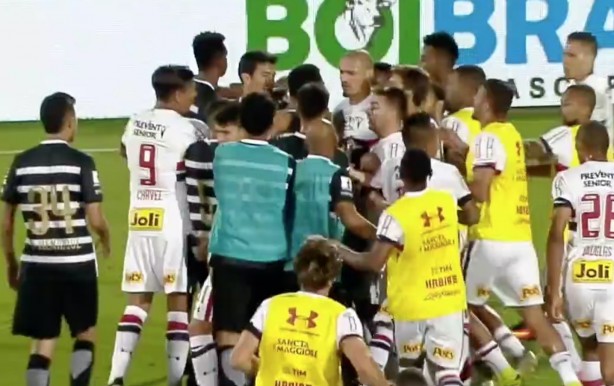 Jogadores do Corinthians e So Paulo ficaram no empurra-empurra