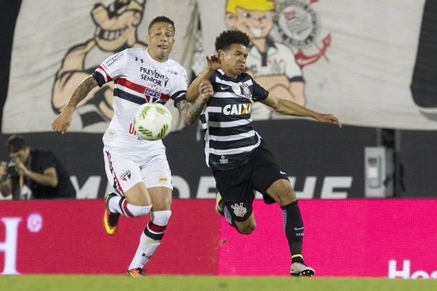 Marquinhos Gabriel em dividida contra o São Paulo pela final da Flórida Cup 2017