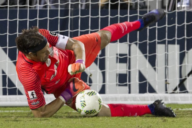 Cássio defendendo pênalti contra o São Paulo pela final da Flórida Cup 2017