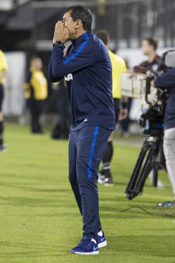 Fábio Carille gritando na beira do gramado na final da Flórida Cup contra o São Paulo