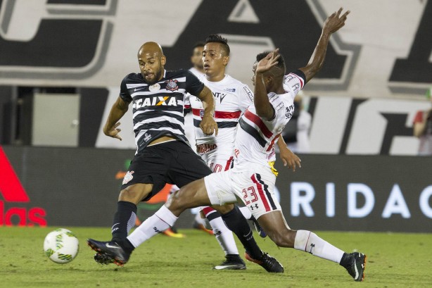 Fellipe Bastos em dividida com jogador do São Paulo na final da Flórida Cup