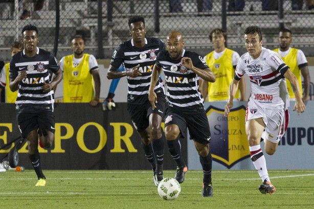 Fellipe Bastos, Jô e Moisés correndo na final contra o São Paulo pela Flórida Cup 2017