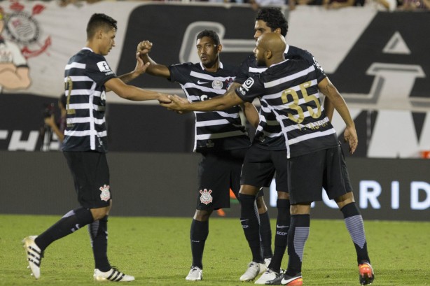 Fellipe Bastos, Léo Príncipe e Vilson consolando Marciel após perder pênalti contra o São Paulo
