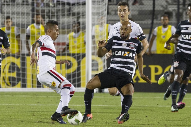 Fellipe Bastos roubando a bola de jogador do São Paulo na final da Flórida Cup