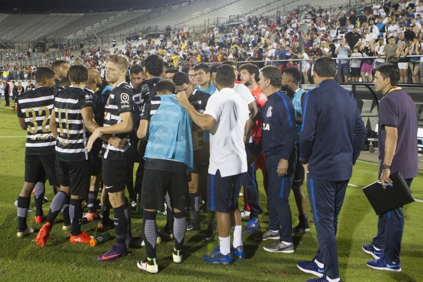 Jogadores do Corinthians se reúnem antes de cobrança de pênaltis na final da Flórida Cup
