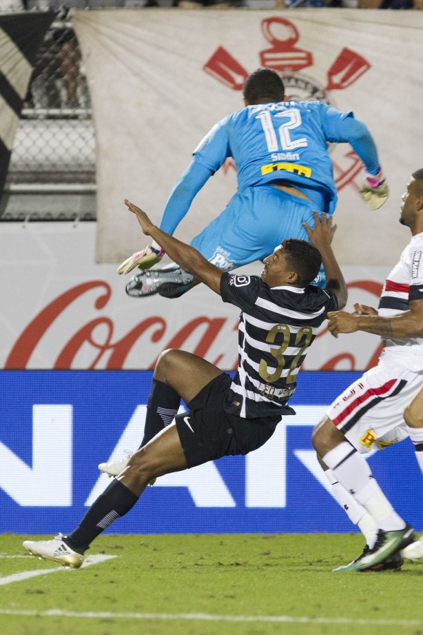 Léo Príncipe em forte dividida com o goleiro do São Paulo pela final da Flórida Cup