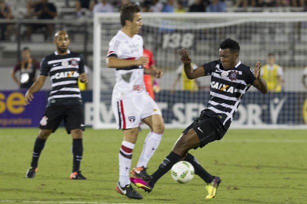 Moisés e Fellipe Bastos dividindo a bola com jogador do São Paulo na final da Flórida Cup 2017
