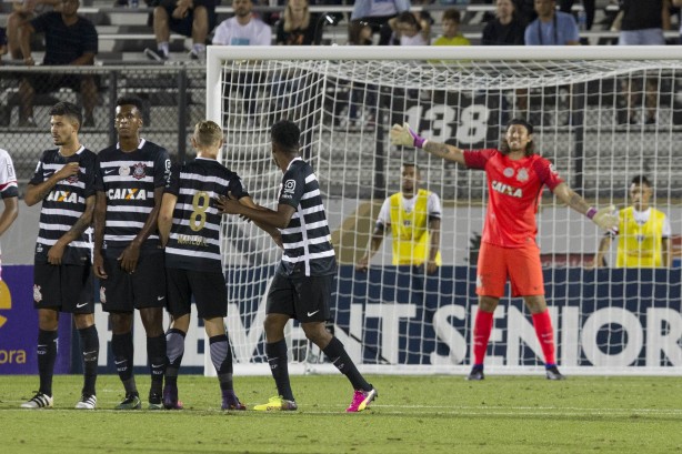 Pedro Henrique, Jô, Marlone e Paulo Roberto formando barreira pra cobrança de falta no gol de Cássio