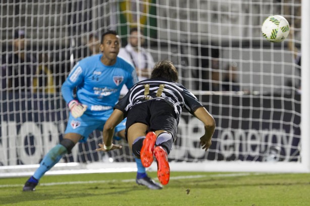 Romero cabeceando para o gol na final da Flórida Cup contra o São Paulo