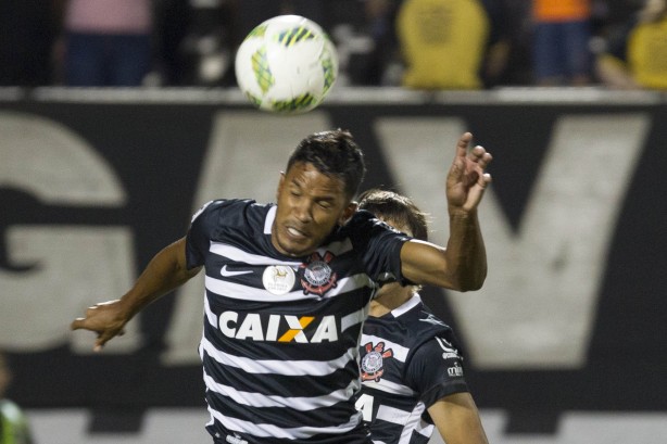 Yago cabeceia a bola na final da Flórida Cup contra o São Paulo
