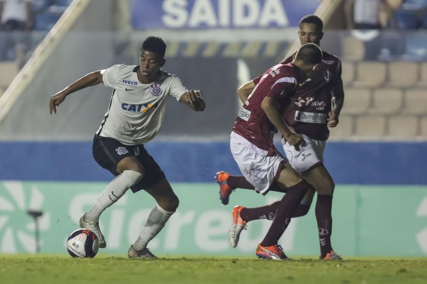 Carlinhos em jogada contra a Juventus pela semifinal da Copinha 2017