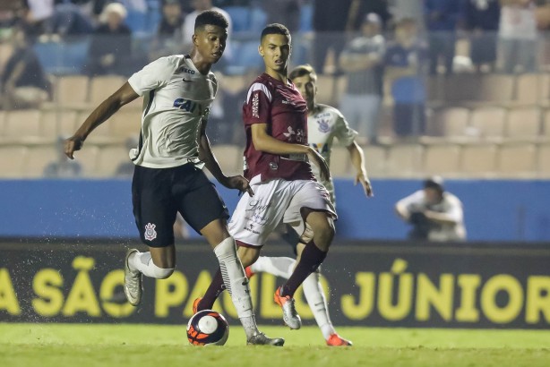 Carlinhos em jogada contra a Juventus pela semifinal da Copinha 2017