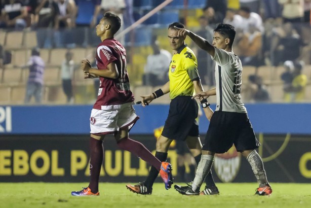 Fabrício Oya gesticulando no jogo contra a Juventus pela semifinal da Copinha 2017