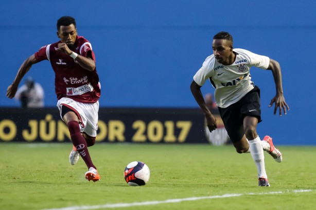 Guilherme Romão em jogada contra a Juventus pela semifinal da Copinha 2017