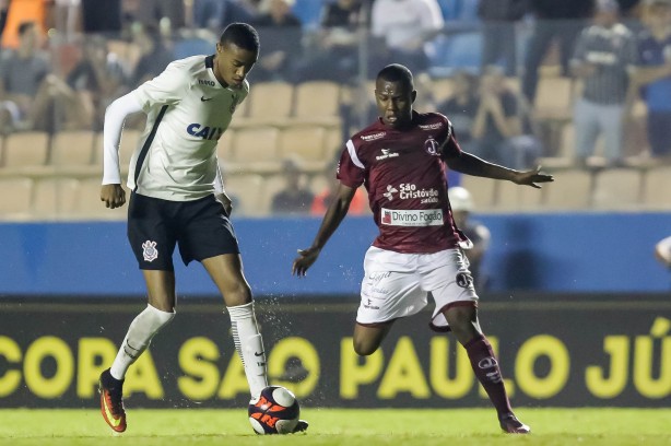 Luisinho em jogada contra a Juventus pela Copinha 2017