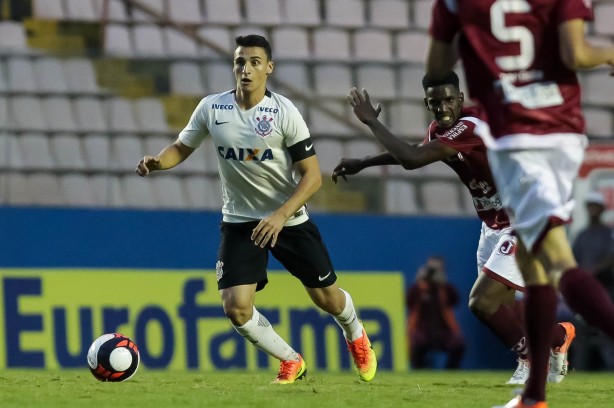 Mantuan em jogada contra a Juventus pela semifinal da Copinha 2017