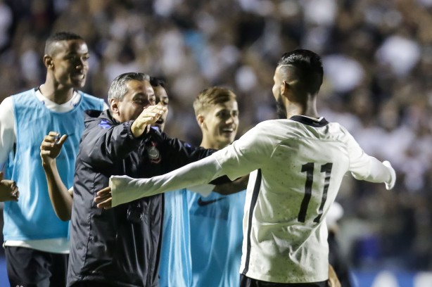 Marquinhos comemorando no banco de reservar o gol pelo Corinthians na semifinal contra o Juventus