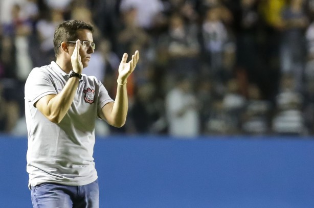 Osmar Loss aplaude jogada a beira de campo na semifinal da Copa São Paulo de futebol Jr