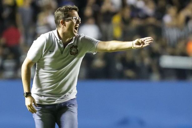 Osmar Loss gesticula a beira de campo na semifinal da Copa São Paulo de futebol Jr