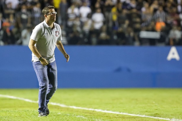 Osmar Loss observa jogada a beira de campo na semifinal da Copa São Paulo de futebol Jr