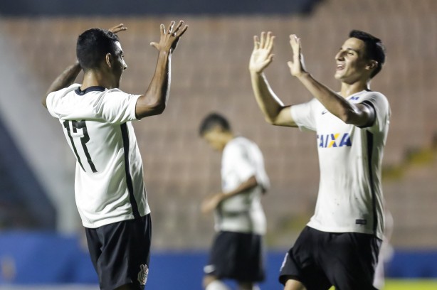 Thiago e Renan Guedes em comemoração conta a Juventus pela semifinal da Copinha 2017
