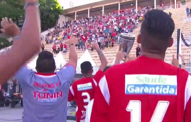 Gerson levou o troféu para perto dos torcedores do Batatais