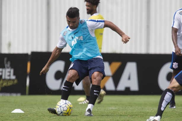Guilherme finalizando no primeiro treino do Corinthians no CT após a Flórida Cup