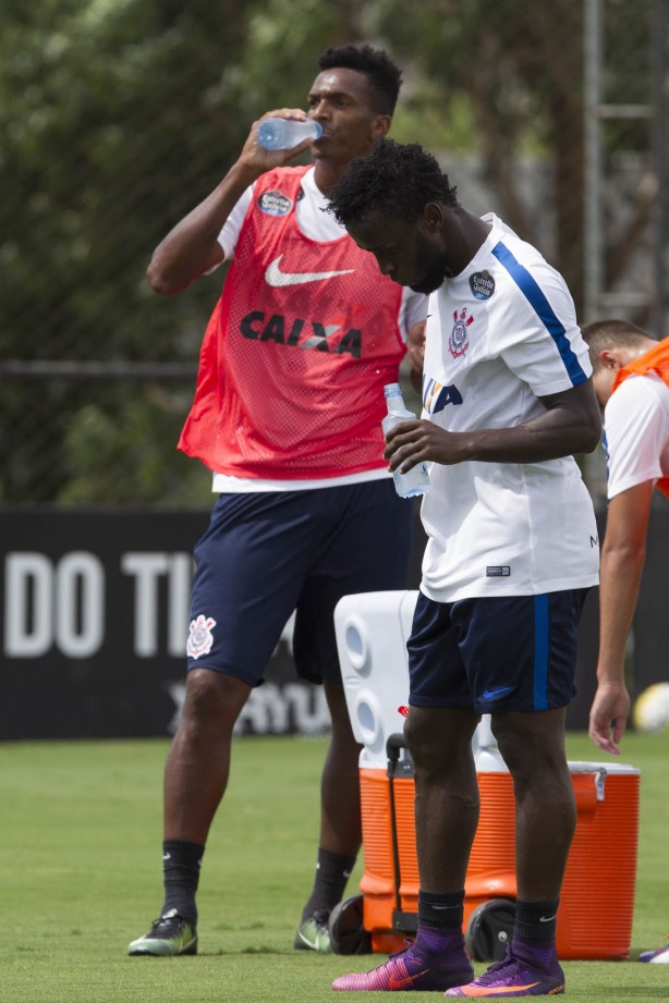 Jô e Mendoza bebendo água no treino no CT Joaquim Grava