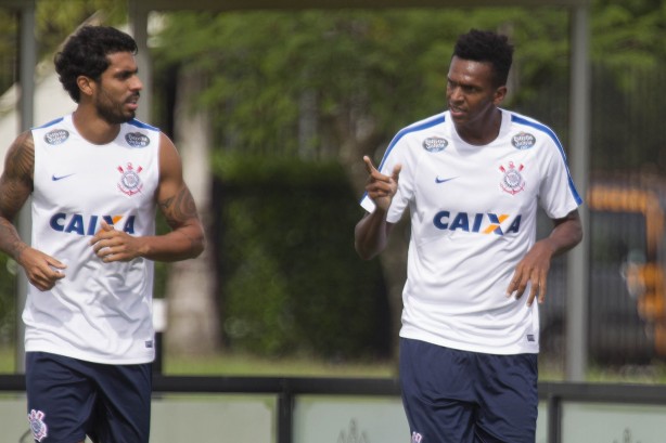 Jô e Vilson correndo no gramado do CT Joaquim Grava no primeiro treino após a Flórida Cup 2017