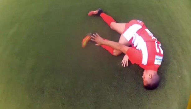 Jogador do batatais após torcer o tornozelo