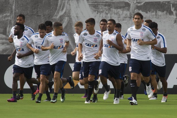 Jogadores correndo no gramado do CT Joaquim Grava após a Flórida Cup 2017