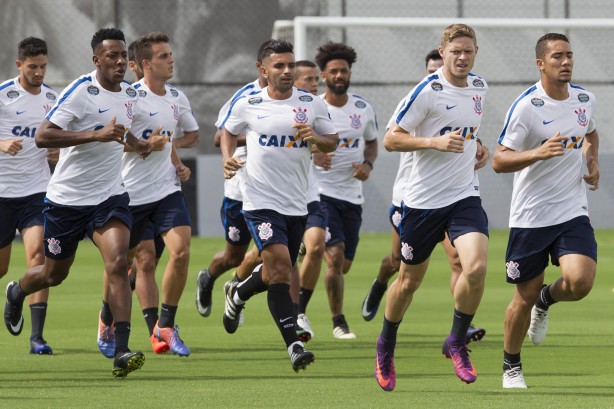 Marlone, Guilherme, Cristian e o elenco correndo em treino depois da Flórida Cup 2017