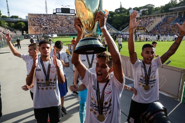 Pedrinho comemora título com a torcida corinthiana