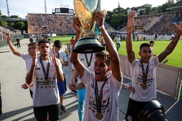 Pedrinho comemora ttulo com a torcida corinthiana