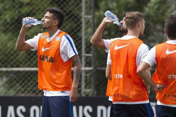 Pedro Henrique bebendo água no primeiro treino no CT após a Flórida Cup