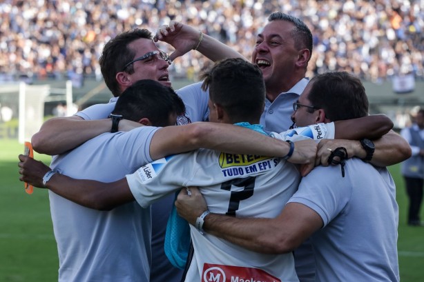 Técnico Osmar Loss e comissão comemoram vitória