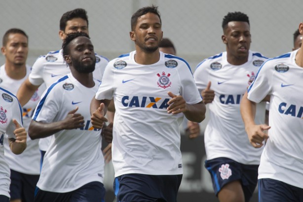 Yago e demais jogadores correndo no gramado do CT Joaquim Grava após a Flórida Cup 2017