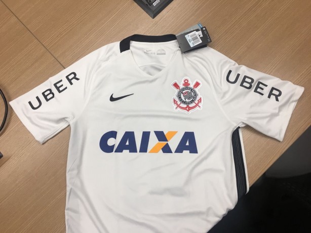 Camisa do Corinthians com Uber estampado nos ombros