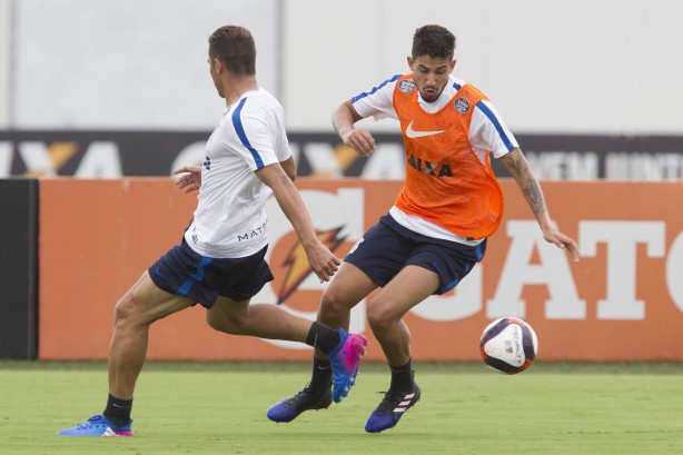 Jogadores participam de atividade tática