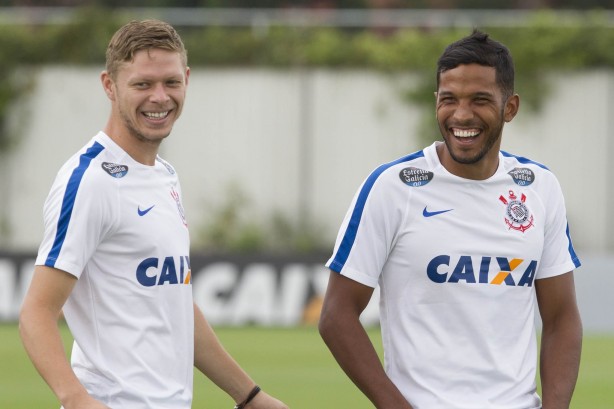 O tcnico esboou uma zaga titular, mas manteve segredo sobre restante do time