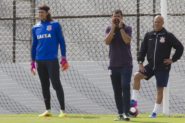 Cássio e Mauri Lima ouvem instruções do técnico Fábio Carille