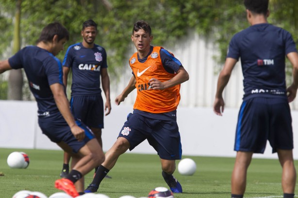Marciel corre atrás da marcação no treino técnico de Carille