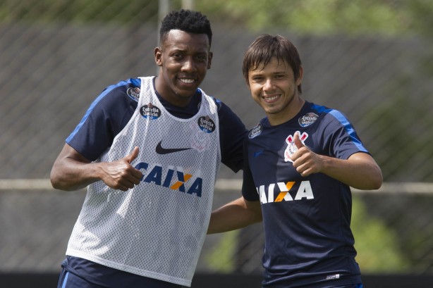 Moisés e Romero posam para o fotógrafo do Timão