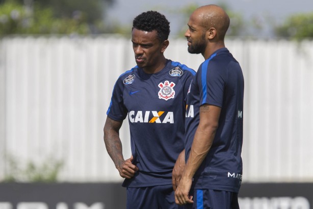 Reforos do Corinthians, Paulo Roberto e Fellipe Bastos ouvem orientaes da comisso