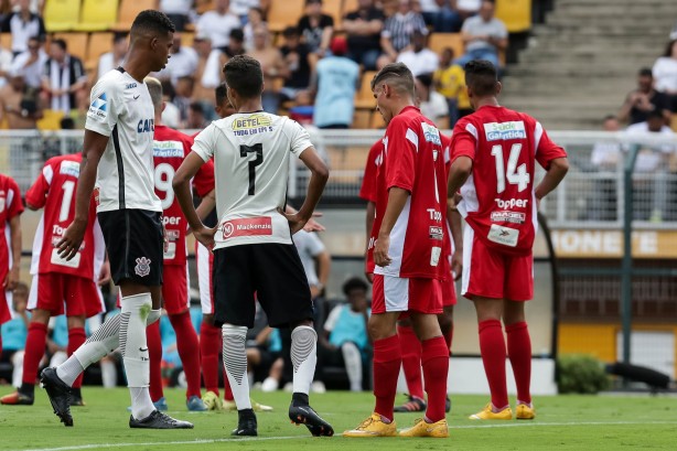 Jogadores comemoram o título da Copa São Paulo de futebol Jr